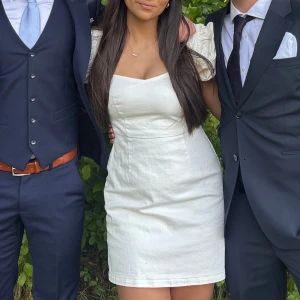 Vit kort klänning med puffärm - Vit kort klänning med puffärm och öppen rygg!  perfekt för t.ex. studenten 😍😍endast använd en gång! Skulle säga att den är i M, men den är storlek 40!!!!!!!!!! Klänningen säljs inte längre! 🌸