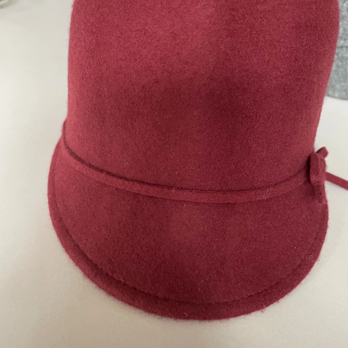 Vinröd ullhatt från Zara - 1