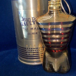 Le Male Elixir Parfum 125ml - Jean Paul Gaultier Le Male Elixir Parfum i en unik, guldig flaska. Volym: 125 ml. Perfekt för dig som vill sticka ut med en ikonisk design och exklusiv känsla.