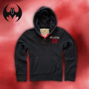 Svart hoodie från Hollister med tryck - Svart hoodie med tryck och broderat vitt Hollister-tryck och röd siffra 22 på bröstet, ingen snöre | size M | längd: 65cm Axelbredd: 52cm Armlängd: 68cm | Passar för 165-185 cm