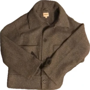 Grå kappa - Snygg grå kappa från Kappahl. Perfekt för kallare dagar💗köparen står för frakten, ordinarie pris 800 kr därför blir priset lite billigare, det är helt nytt skick och säljer för att jag hittade en annan kappa🥰Det finns en liten smink fläck vid armen men det går bort lätt i tvätten