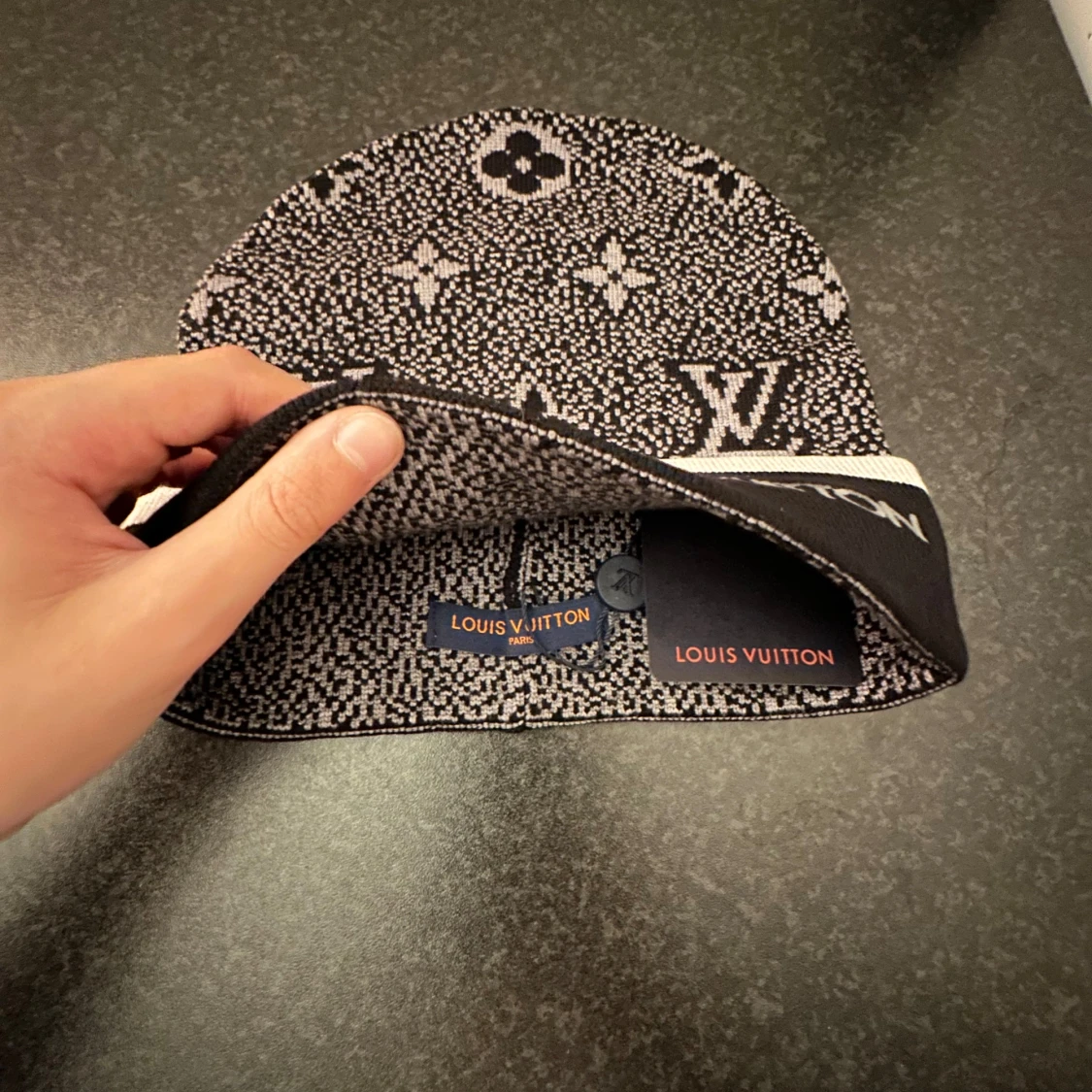 Svart och vit mössa Tiktok:Marknads.closet - 1