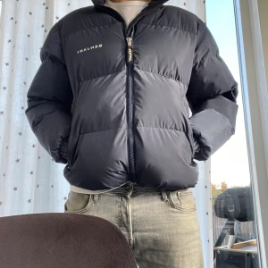 Mörkblå pufferjacka från Benjart - Mörkblå pufferjacka från Benjart i storlek L. Jackan har en clean design med Benjart-logga på bröstet, kraftig dragkedja och hög krage. Nypris 185£. I bild 3 så kan man se att hängöglan är trasig men detta syns så klart ej om man har på sig jackan! Denna varma jacka passar perfekt för en kall vinterdag och passar väldigt bra med streetwear-stil. Frågor och funderingar är bara att höra av sig👍