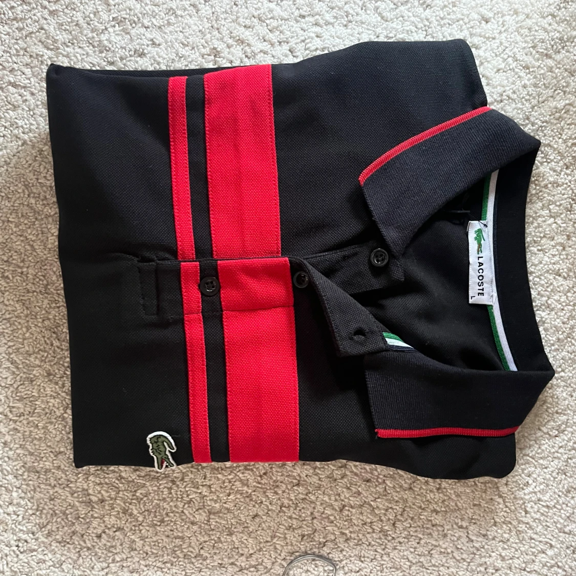 Svart och röd pikétröja Lacoste L