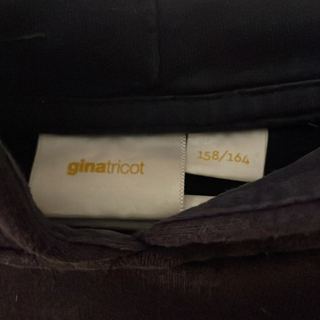 Svart hoodie med strasstext från Gina Tricot - 2