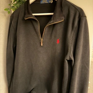 Ralph lauren half-zip - Tja, säljer svart Ralph lauren half-zip, använt i några månader och vill ha 600:- för den, vid snabba affärer kan priset diskuteras. Postar inom 1-2 dagar