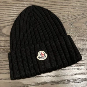 Svart M mössa - helt nytt, allt i bilden ingår, frakter inom 24 timmar.