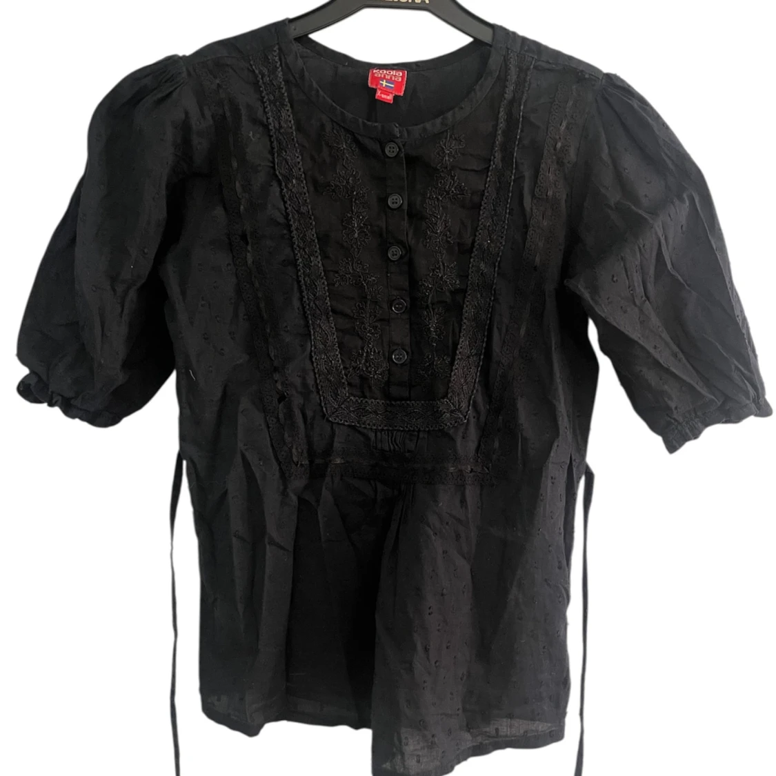 Svart blus med spets och puffärm