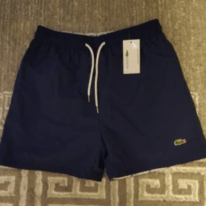 Lacoste badbyxor - Har ingen paket åt den. Det står L men den är M.            