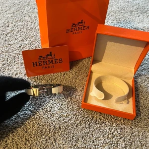 H Armband  - Helt ny & Oanvänd ✔️, Unisex (för män & kvinnor), Kommer med tillbehör 🏷️, skickas inom 1 dag 📦, kontakta gärna för mer info ☺️