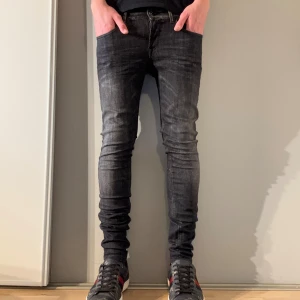 Replay Jeans - Replay Jeans| Storlek: 27/32| Modellen är 177 cm| Skick: 9/10| Pris: 349kr| Priset går alltid att diskutera!|