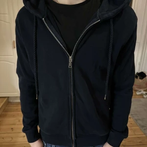 Mörkblå zip hoodie med dragkedja - Mörkblå zip hoodie med huva och snörning, från Reserved i str S