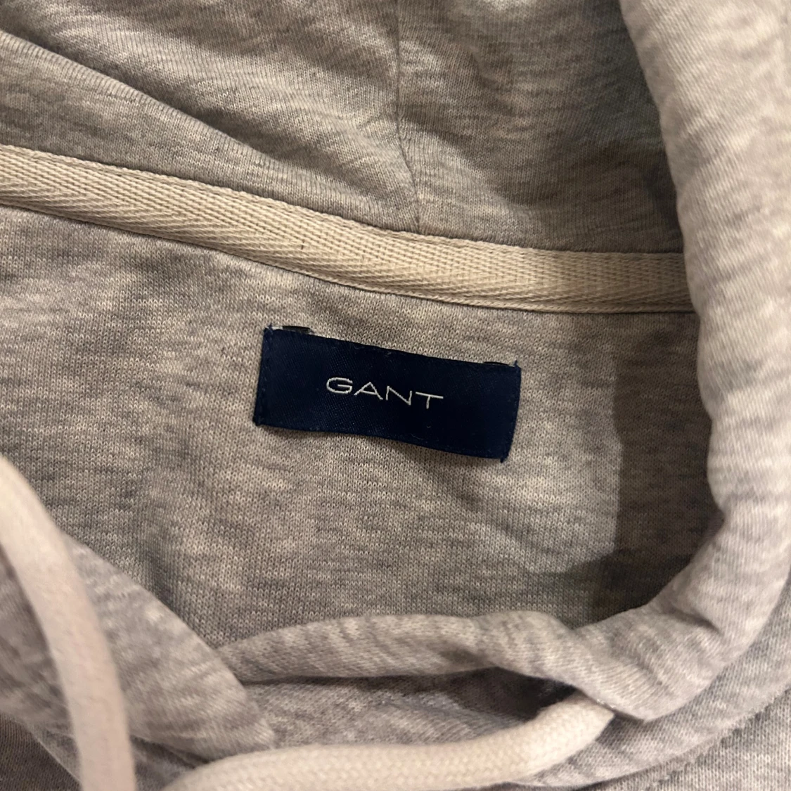 Grå hoodie från GANT med logga - 1