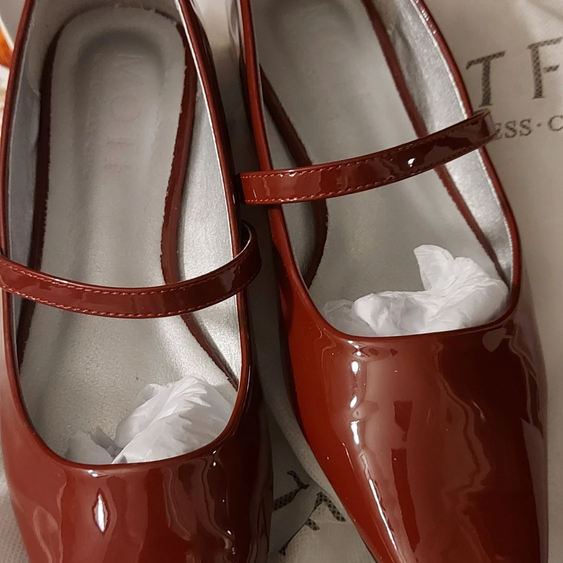 Vinröda lackade ballerinaskor, Mary Jane skor