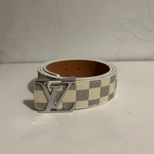 L Bälte Vit - Helt nya & högkvalitativa bälten till låga priser! Välj bland olika märken, mönster och färger. Vi fraktar din order så snabbt som möjligt och vi ser till att ditt paket är säkert packat under frakt 🚚 