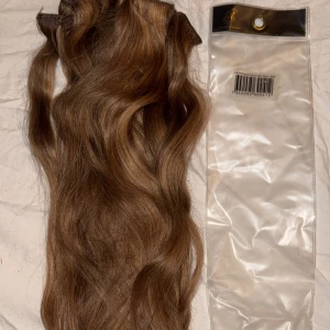 Rapunzel löshår 50cm - Äkta löshår från rapunzel of Sweden, 50cm clip ins. Använda max en handfull gånger då jag bytte hårfärg samma vecka, sedan har de tyvärr bara legat glömd i en låda. Dm för fler bilder eller frågor c:
