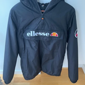 Ellesse jacka - Tja, säljer nu en Ellesse jacka som är använd seriöst 1 gång. Det är en varm och pålitlig jacka perfekt nu inför vinter. Bara höra av er vid frågor