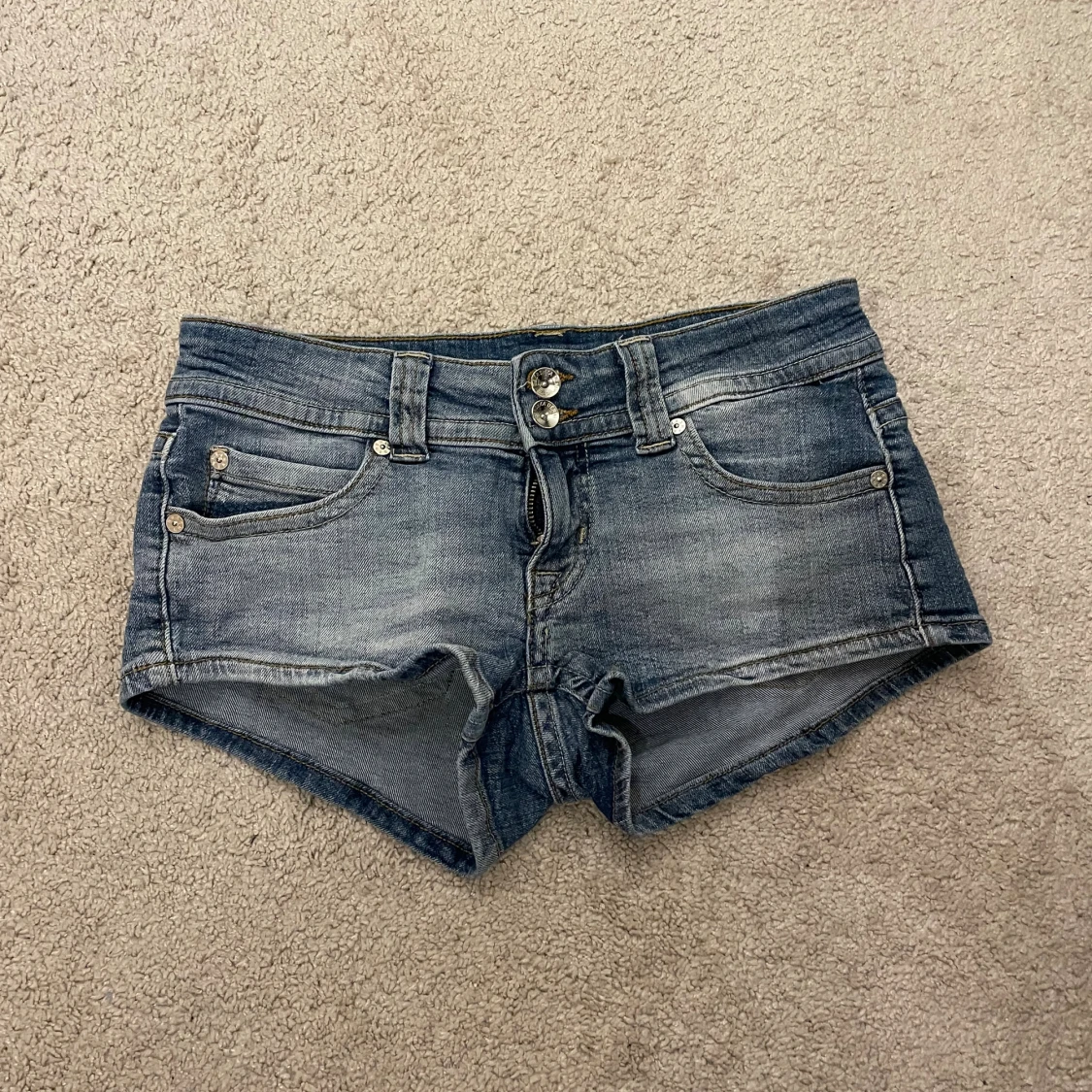 Lågmidjade jeansshorts i blå denim - 2