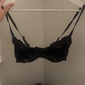 Svart spetsig bh - Från Anna Field i strl 70C, lappen är avklippt då jag var tänkt att ha den under en genomskinlig tröja men den var för liten 💕 Så aldrig använd!