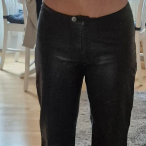 Svarta skinnbyxor * stl 36 / S * GATTO  - Hela fotot kommer inte med. Kontakta mig så skickar jag bra foton till dig * Svarta skinnbyxor från GATTO. * Stl 36 / S. Mått finns. * Tunt skönt foder. * Mjukt skinn. * Hällor att hänga dem i. * Stängs med knapp &  dragkedja. * Midjemått mätt rakt över: ca 78 cm. * Mått innerben: ca 79 cm * Total längd: ca 103 cm * Jättebra skick. Hittar inga skavanker.  Djur och rökfritt hem. Se bilder och förstora då de ingår i beskrivningen. Se gärna mina övriga annonser.   