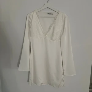 Vit klänning - Perfekt till studenten🩷Aldrig använd 