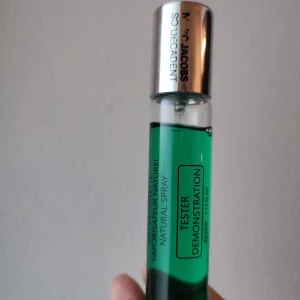 Marc Jacobs Decadence perfume - Marc Jacobs Decadence perfume. [Eau so Decandence]. 33ml bottle. ~5ml loss. Some color loss on the text on the cap as seen in the pictures. Comes without a box! Great spring fragrance.