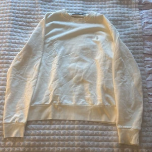 Vit sweatshirt från Polo Ralph Lauren - Säljer en stilren beige sweatshirt från Polo Ralph Lauren