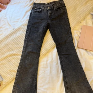 Svarta bootcut jeans från Gina Tricot - Snygga svarta low waist jeans från Gina Tricot i bootcut-modell. 