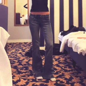 Cheap Monday jeans!! - Säljer ett par klassiska blå bootcut jeans från Cheap Monday! Perfekt passform med lite utsvängda ben och skön denimkänsla. Skitsnygga o trendiga! Långa på mig som är 173! 