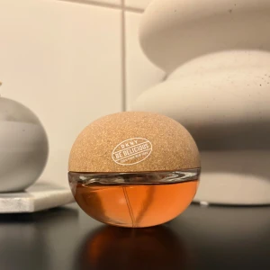 DKNY Be Delicious, Guava Goodess Limited edition - Guava Goodess Limited edition Be Delicious från DKNY, 50 ml Eau de Toilette. Snygg och unik flaska, tillverkad i Schweiz. Perfekt för dig som vill sticka ut med en modern och fräsch doft. Ca 80-85% kvar. 🌸💞öppen för prisförslag