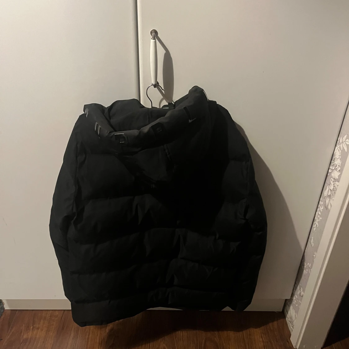 Svart pufferjacka Supply & Demand - 1