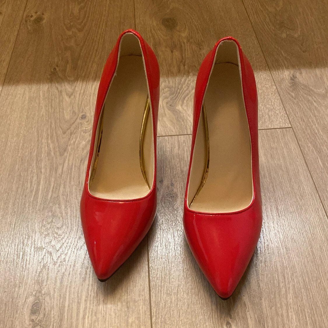 Röda pumps med spetsig tå och klack - 1