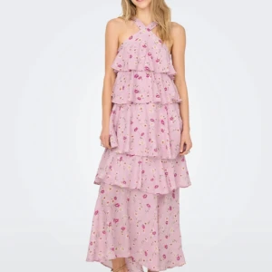 Ljuslila blommig volangklänning - Superfin långklänning från only som passar till allt. Är endast använd en gång. Nypris 1000kr. Skriv privat om ni har frågor.🌻🩷🩷