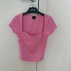 Topp - Croppad topp från Gina Tricot. Aldrig använd.