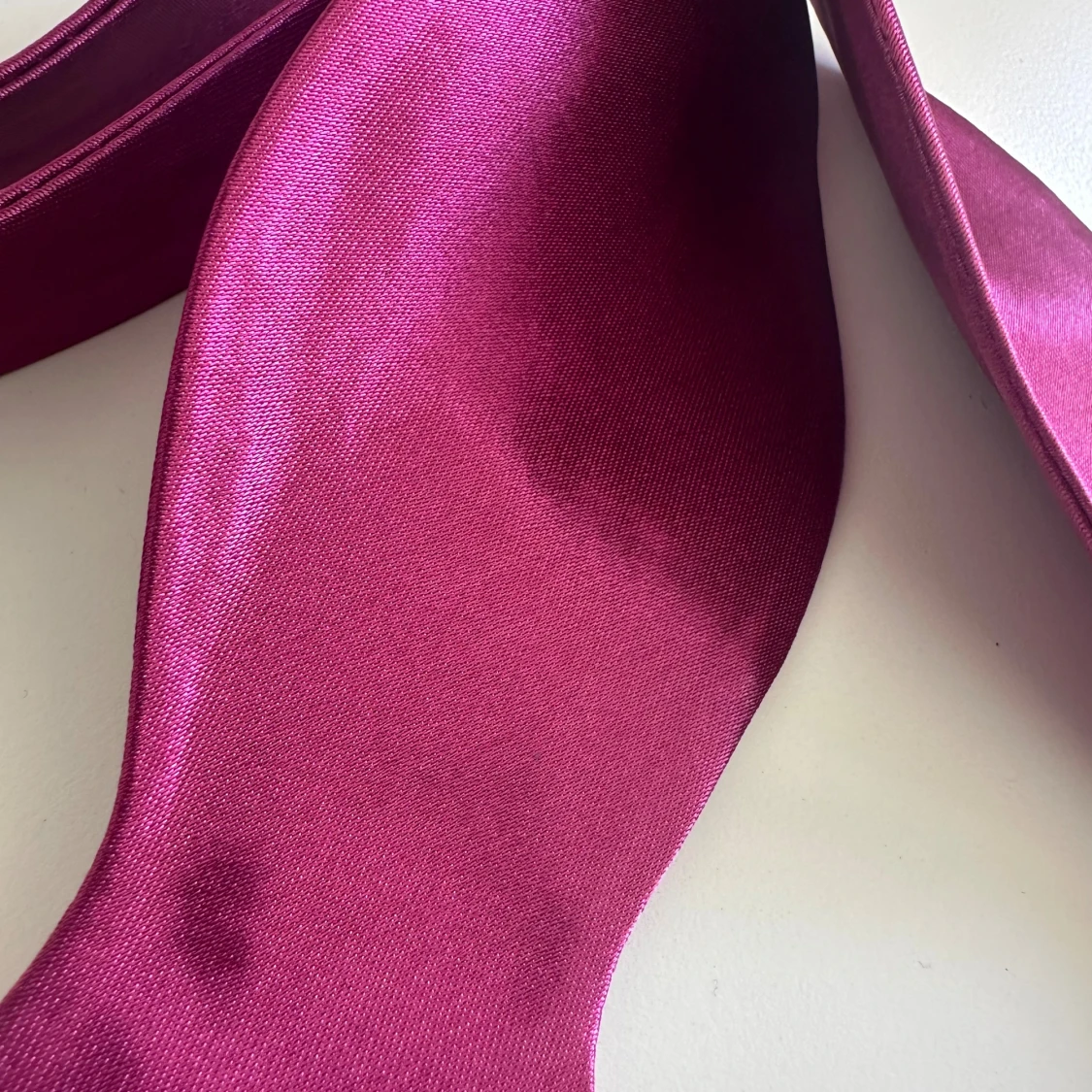 Vinröd självknuten fluga i satin - 1