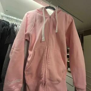 Rosa hoodie från Russedress - Mysig hoodie från russemerch köpt för 750 och säljer för 350  i storlek S, har defekter kolla senaste 3 bilderna ❤️PRIS GÅR ALLTID ATT DISKUTERA🫶