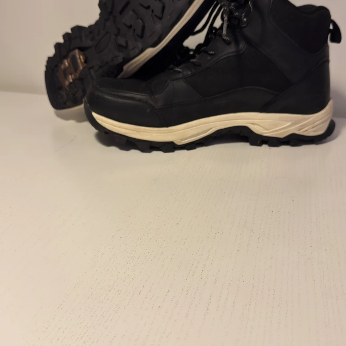 Svarta kängor med grov sula