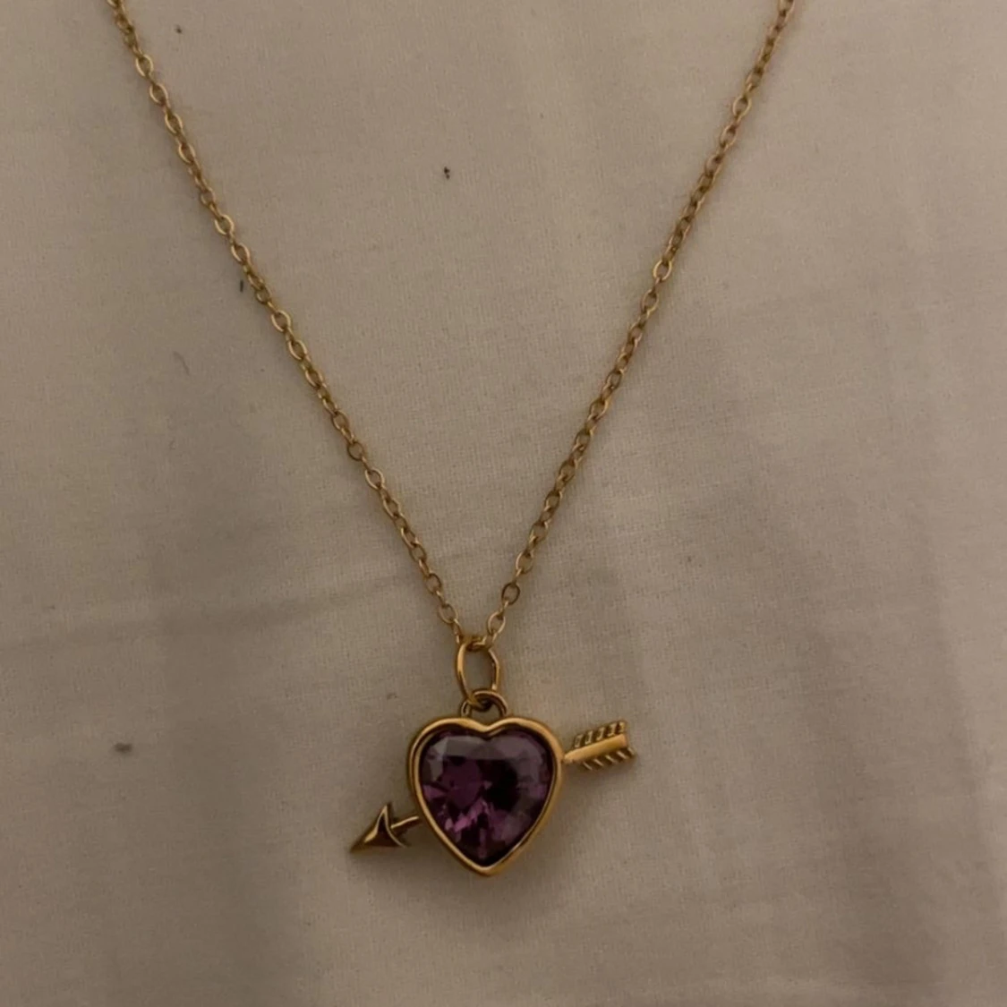 Halsband med lila hjärthänge och pil guld  - 1