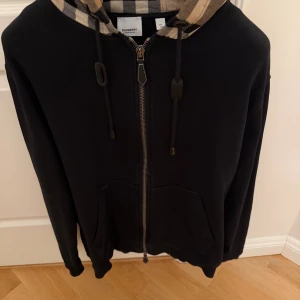 Burberry hoodie  - Mycket bra skick, storlek XL, köpt för 9000kr men säljer den för 4999, priset är ej hugget i sten.