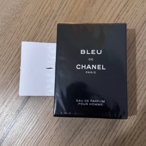 Bleu de Chanel EdP Herr - Stilren parfym från Chanel, Eau de Parfum för herr. Ingredienser: alkohol, parfum (fragrance), aqua (water), citronellol, alpha-isomethyl ionone, geraniol, linalool, limonene, benzyl benzoate, citral, m.fl. Volym: 100 ml. Tillverkad i Frankrike.