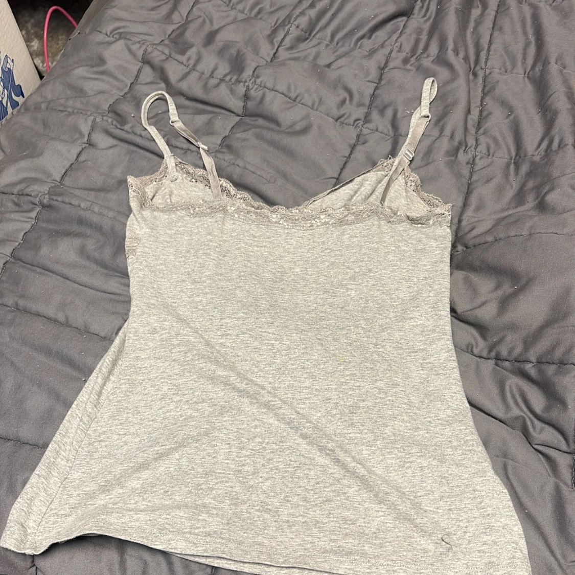 Grå linnetopp med spetsdetaljer - 1