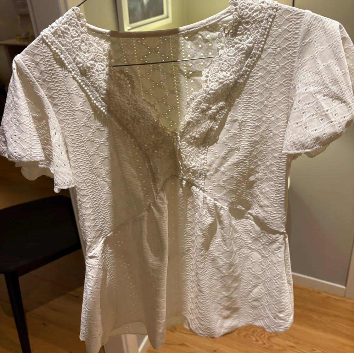 Vit spetsblus med v-ringning - 1