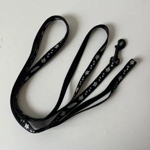 Svart koppel - Svart koppel med mönster, ca 180cm långt.