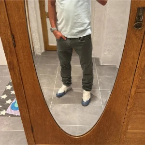 Replay jeans  - Ett par snygga byxor från Replay i storlek W32 L34 i modellen Anbbas 