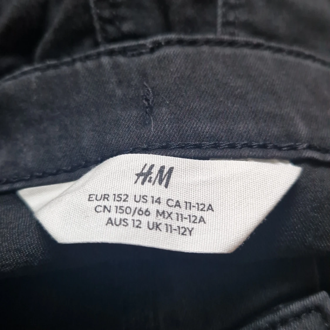 Svarta högmidjade shorts från H&M - 2