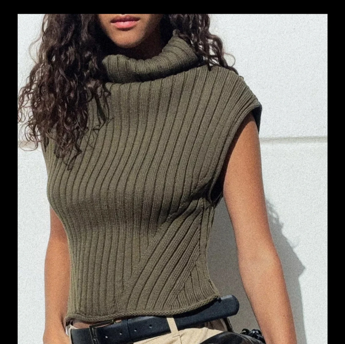 Olivgrön ribbad stickad väst - 2