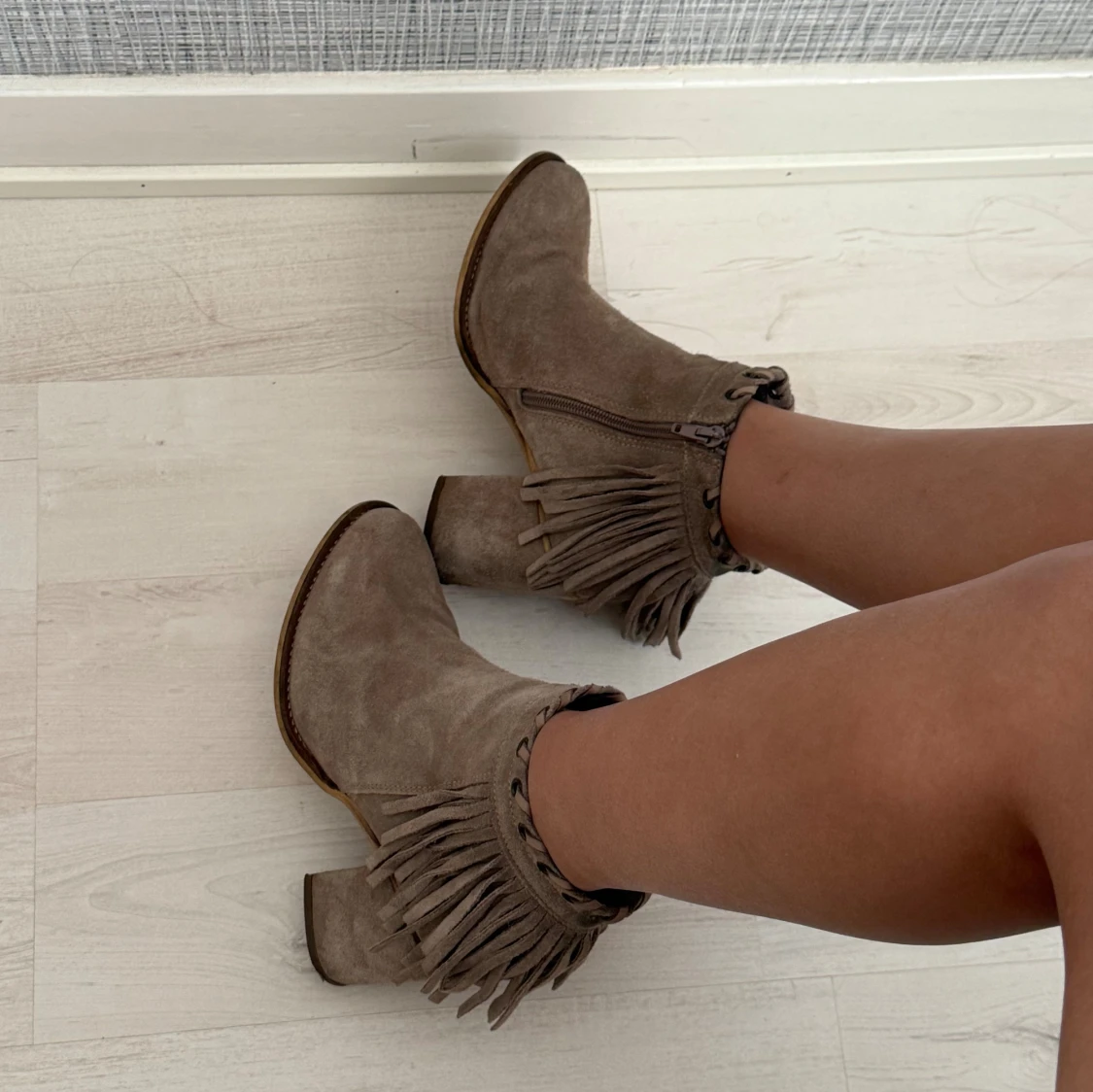 Beige mockaboots med fransar - 1