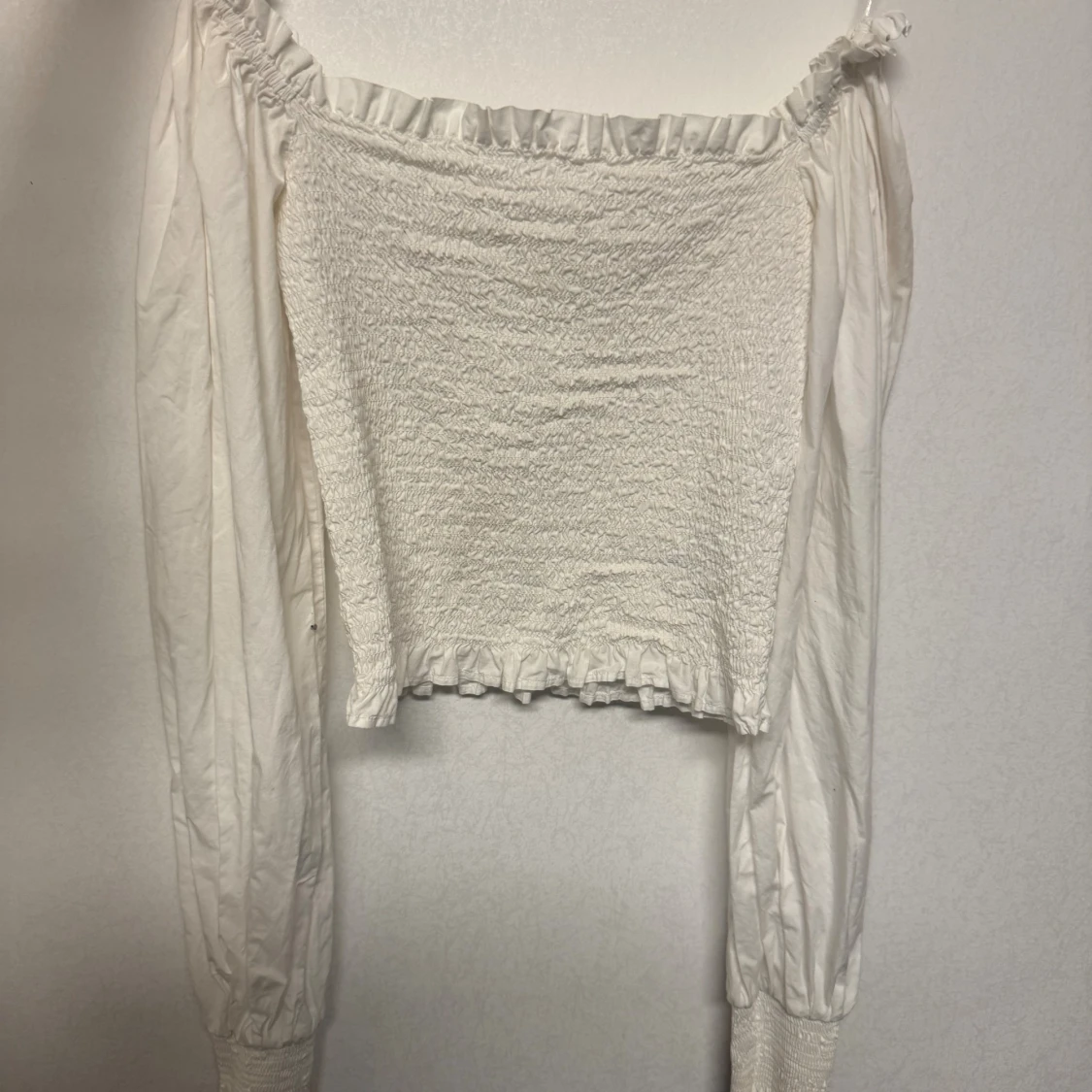 Vit offshoulder blus med volang - 1