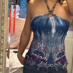 Halterneck topp - Jag har sytt in den i ryggen (se sista bilderna). Original storleken var L men skulle säga att den passar S/M(tyget är väldigt stretchigt).  44 cm lång Midja 31