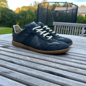 Maison Margiela - Hej säljer mina maison margiela GATS I storlek 43. De är i fint skick, skulle säga 8/10. Dustbag, box och digital kvitto medföljer. Priset är inte hugget i sten vid snabb affär. Skorna är självklart äkta 🌟